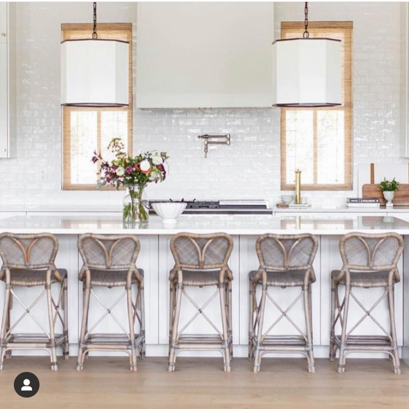 Idéer för att renovera ett stort funkis vit linjärt vitt kök, med en rustik diskho, bänkskiva i kvartsit, vitt stänkskydd, stänkskydd i keramik, färgglada vitvaror, ljust trägolv, en köksö och brunt golv