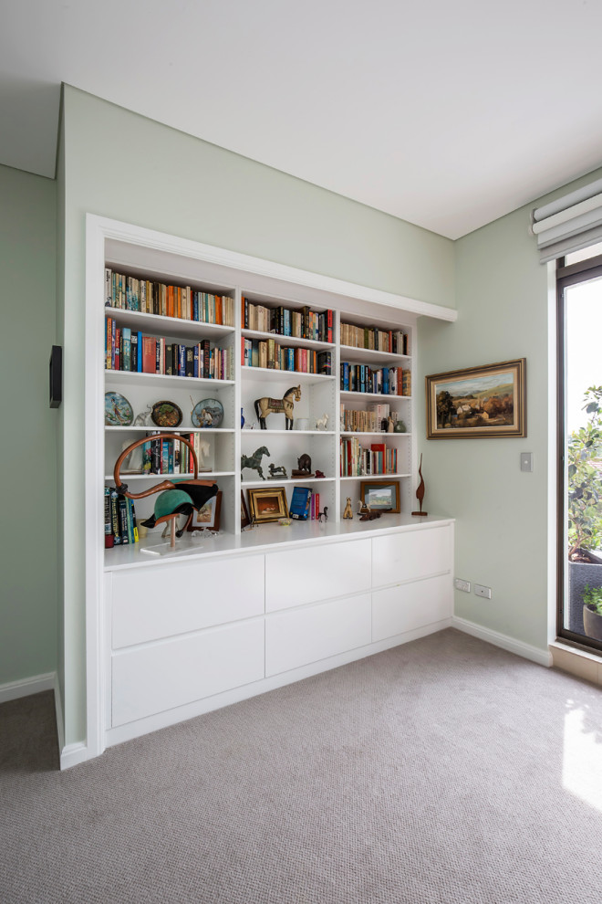 Ispirazione per un piccolo ufficio minimalista con pareti verdi, moquette, scrivania incassata e pavimento grigio