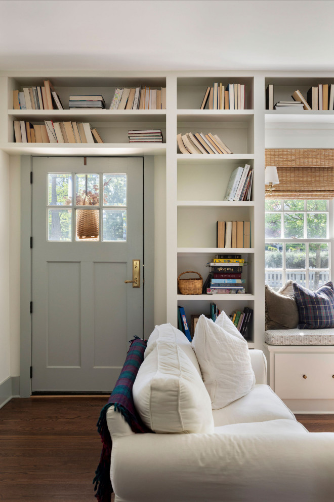 Example of a classic entryway design in Nashville