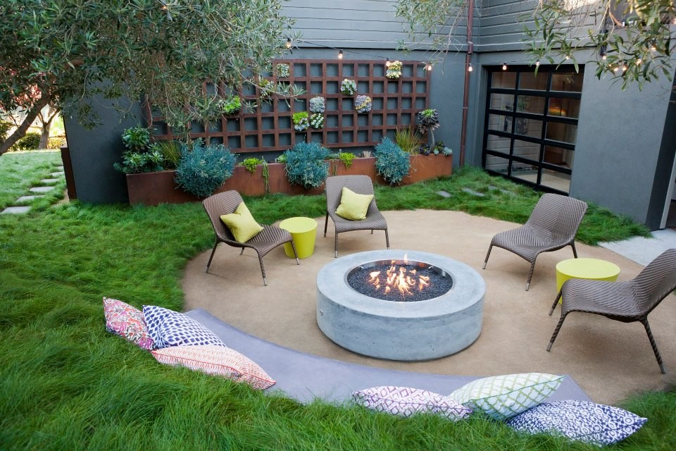 Mid-sized modern side yard patio in San Francisco with a fire feature and gravel.