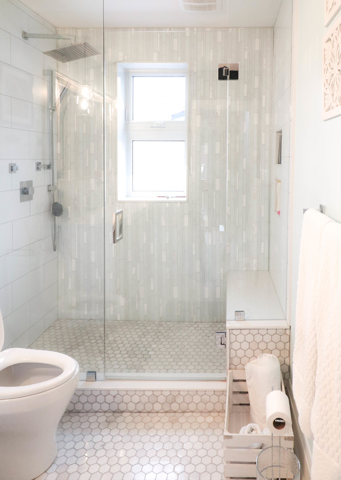 Inspiration for a mid-sized contemporary 3/4 bathroom in Toronto with a one-piece toilet, blue walls, mosaic tile floors, grey floor, a hinged shower door, an alcove shower and white tile.