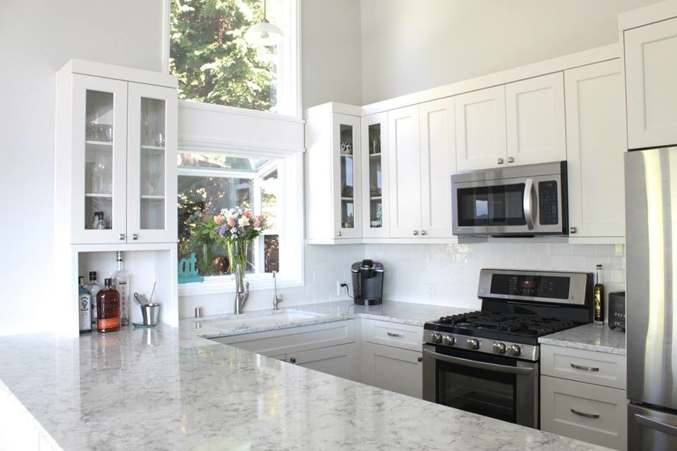 Design ideas for a small transitional u-shaped eat-in kitchen in Seattle with an undermount sink, shaker cabinets, white cabinets, quartzite benchtops, white splashback, subway tile splashback and stainless steel appliances.