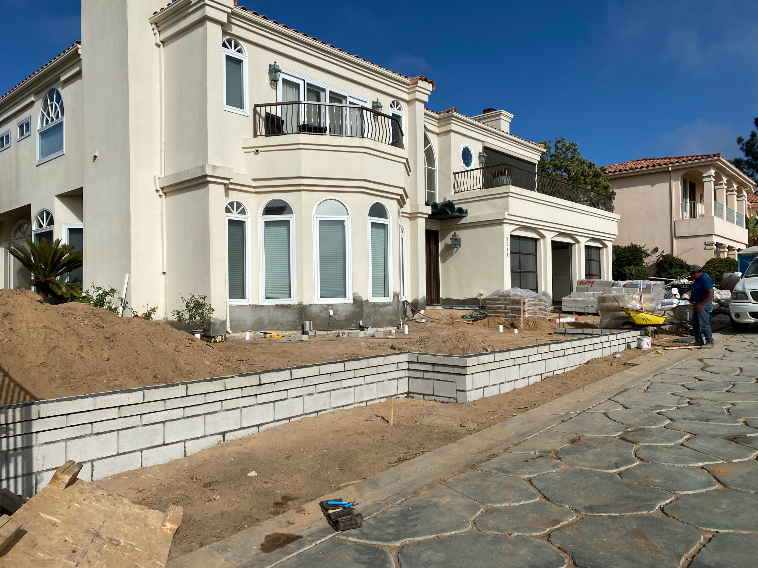 Building a New Retaining Wall in Front Yard in Del Mar Torrey Pines