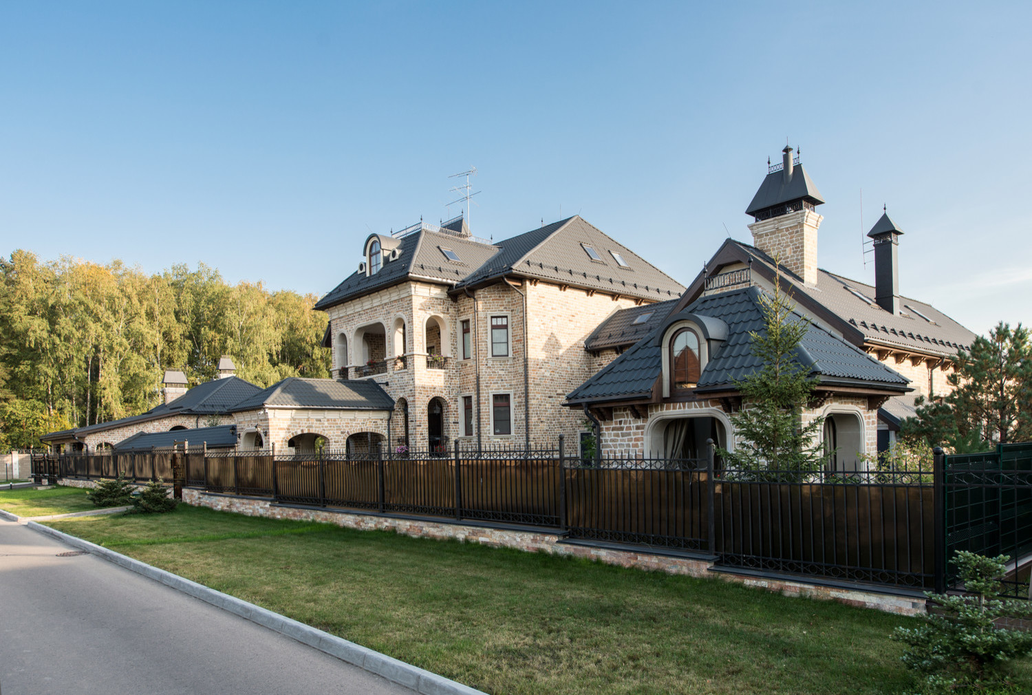 Главный фасад дома