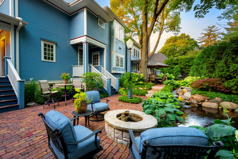 На фото: маленький двор на заднем дворе в классическом стиле с мощением клинкерной брусчаткой для на участке и в саду с