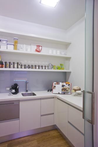 This is an example of a modern kitchen in Los Angeles.