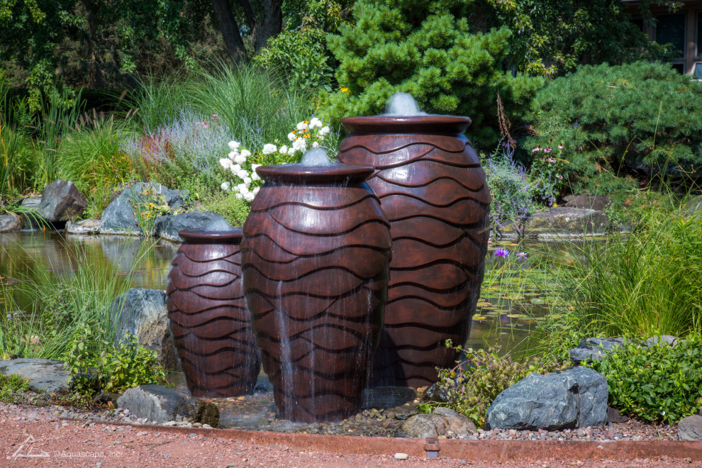 Cette image montre un petit jardin arrière ethnique avec un point d'eau, un bassin, une exposition ensoleillée et des pavés en pierre naturelle.
