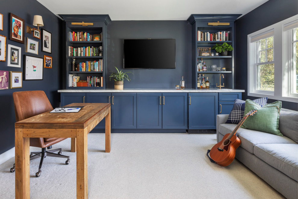 Klassisches Arbeitszimmer mit blauer Wandfarbe, Teppichboden, freistehendem Schreibtisch und grauem Boden in Los Angeles