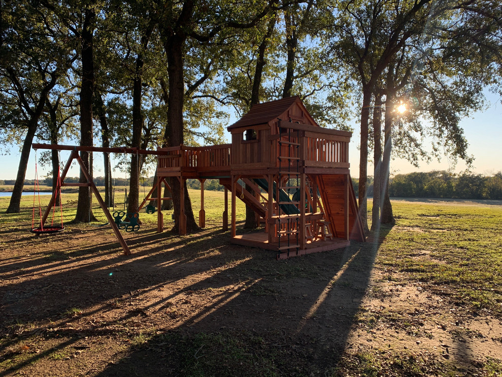 Mountain style deck photo in Dallas