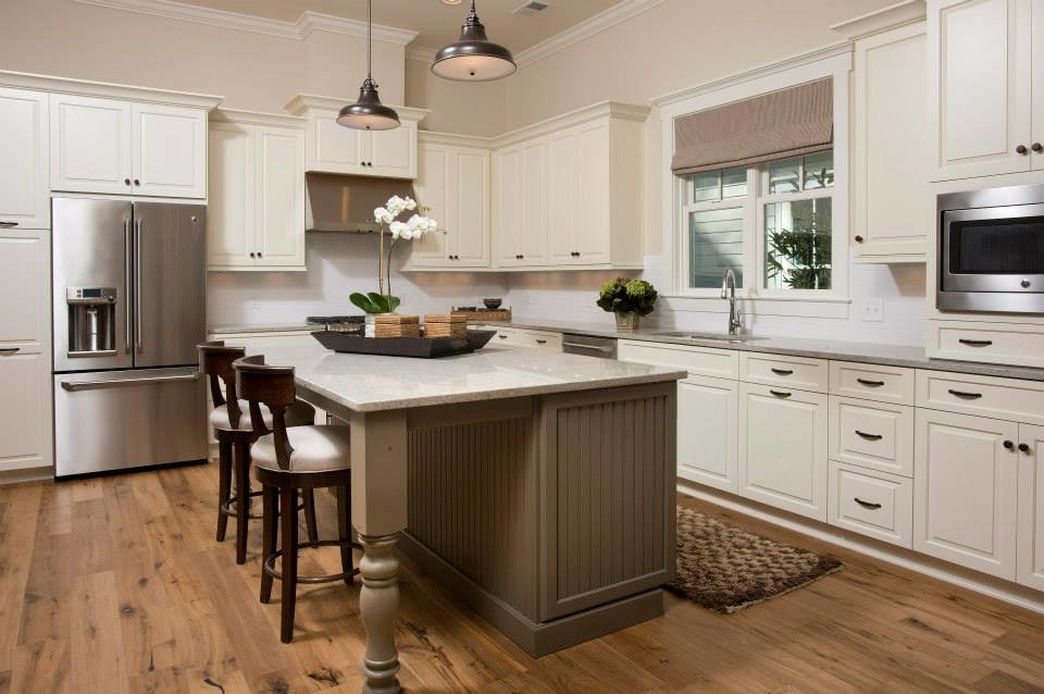 Example of a trendy kitchen design in Charleston