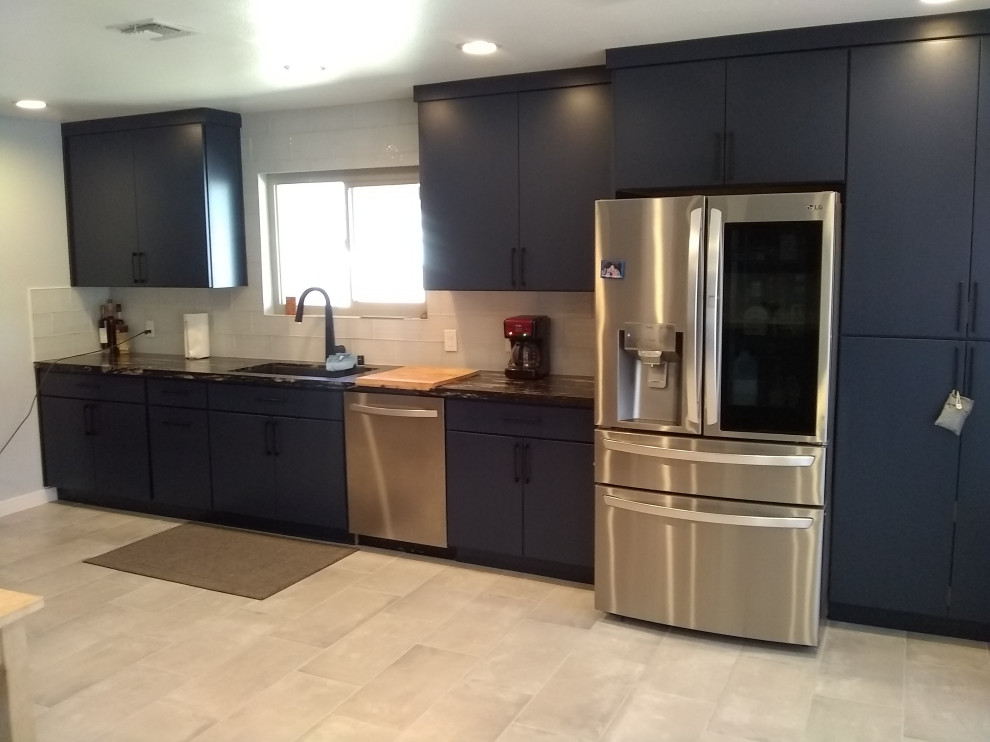 Transitional kitchen photo in Las Vegas