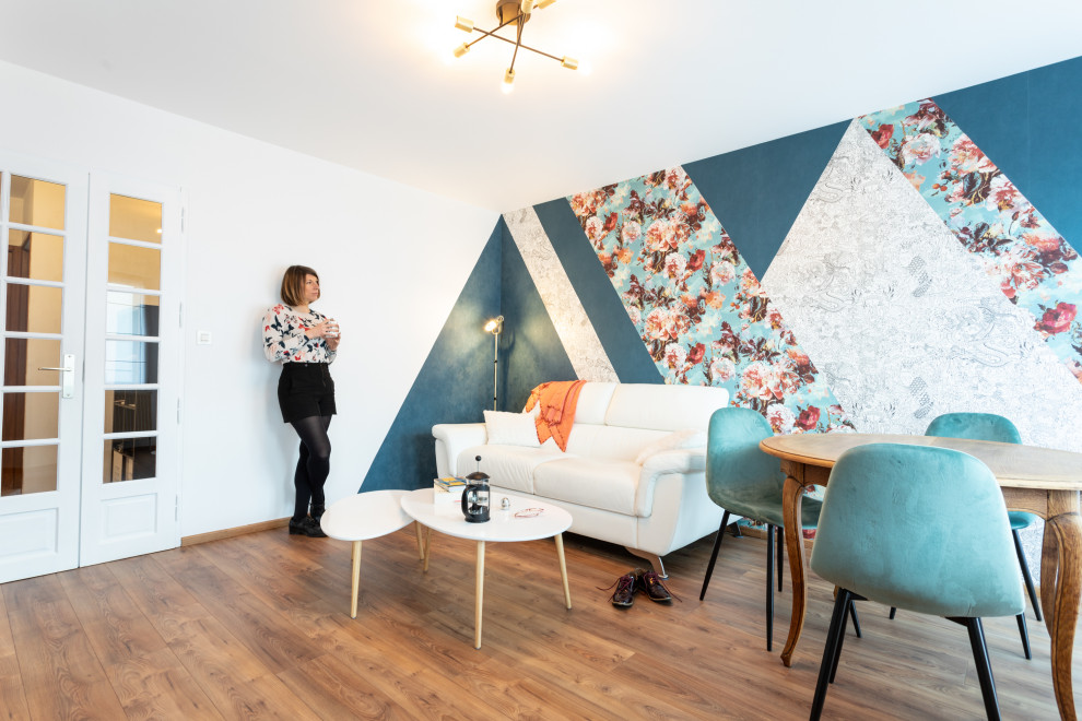 Идея дизайна: гостиная комната среднего размера в современном стиле с синими стенами, полом из фанеры, коричневым полом и обоями на стенах