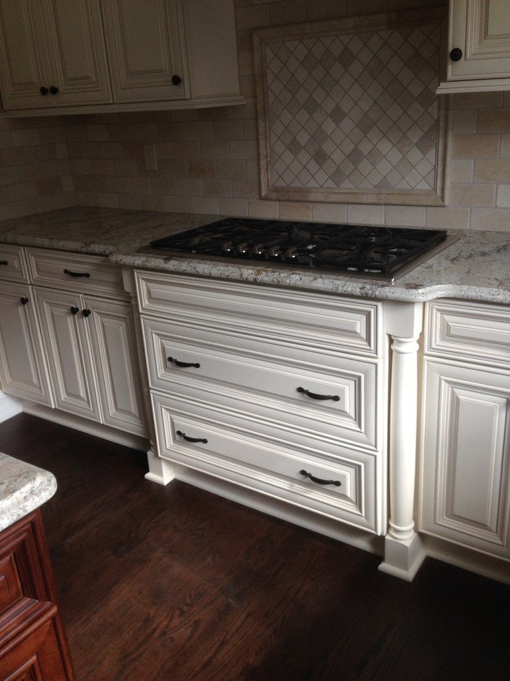 Kitchen - transitional kitchen idea