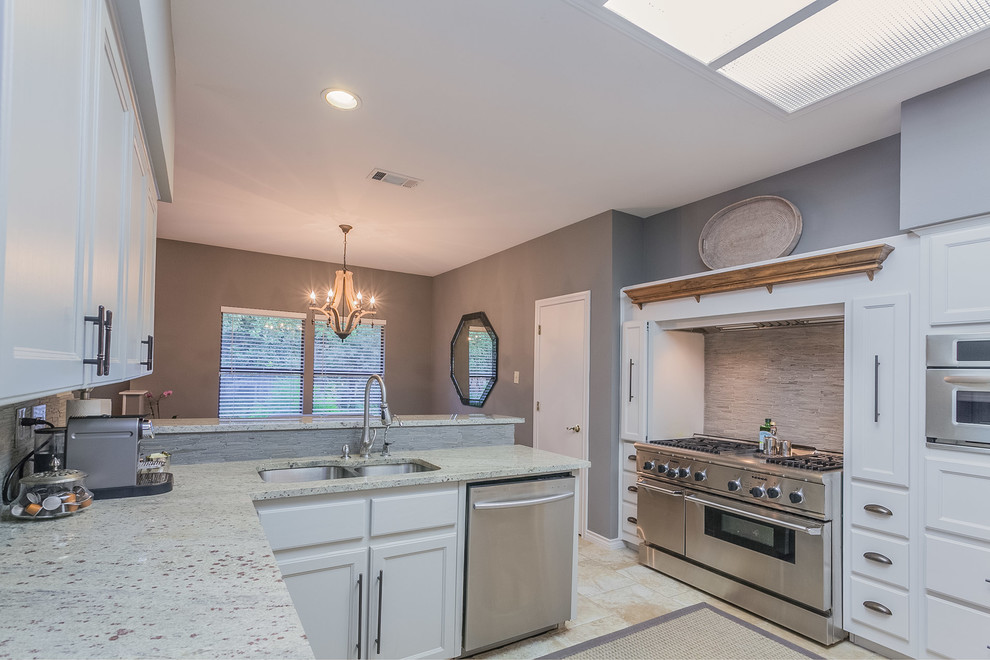 Kitchen - transitional kitchen idea in Austin