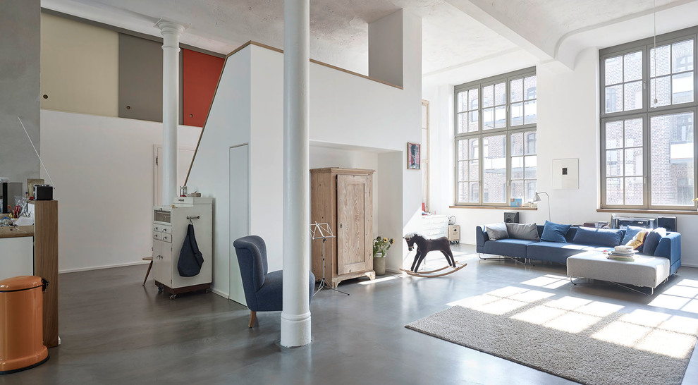Design ideas for an expansive industrial loft-style living room in Leipzig.