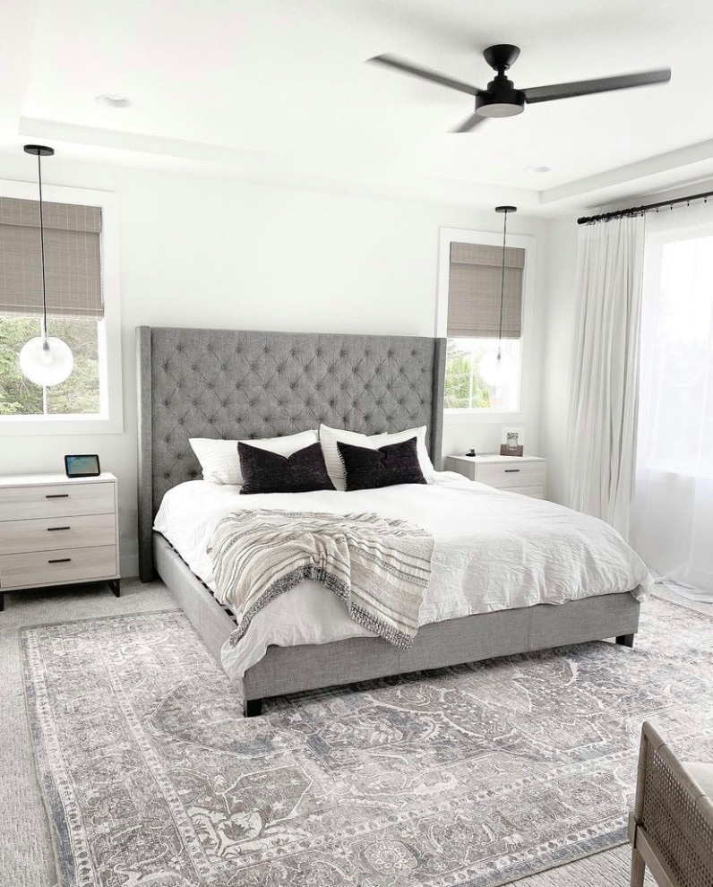 Modelo de dormitorio principal minimalista pequeño con paredes blancas, moqueta y suelo gris