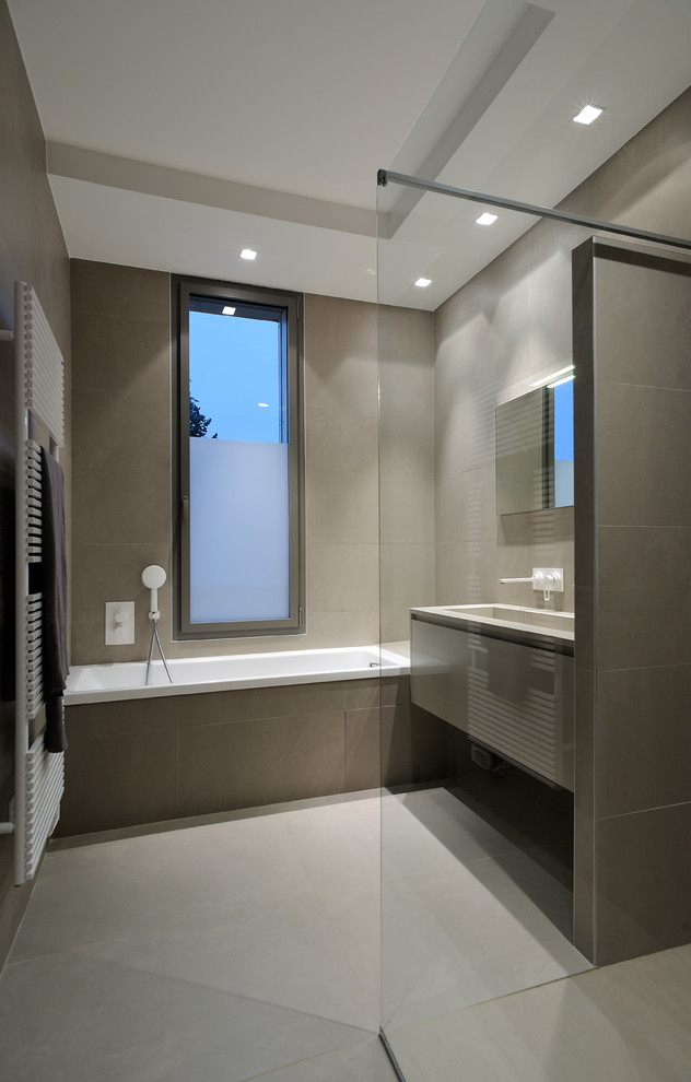 Cette image montre une salle de bain design.