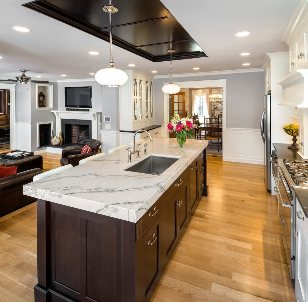 Kitchen - transitional kitchen idea in New York