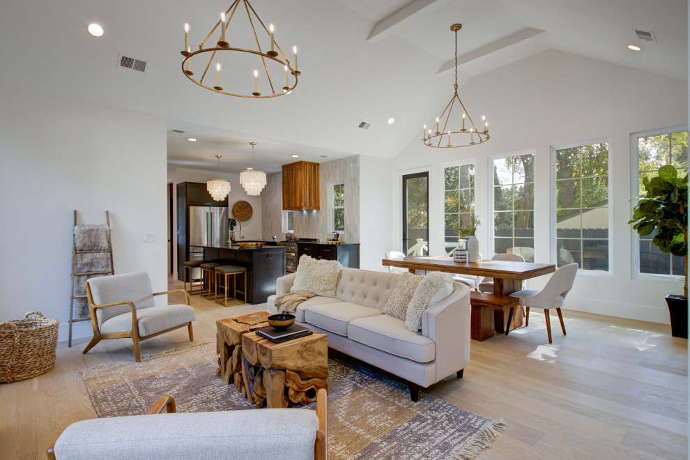 Klassisches Wohnzimmer mit weißer Wandfarbe, hellem Holzboden, Kamin und beigem Boden in Charleston