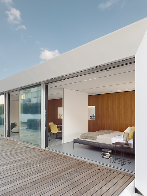 Minimalist House contemporary-traedaeck