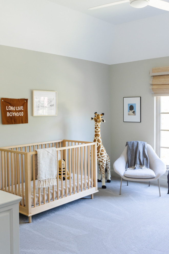 Cette photo montre une chambre de bébé garçon moderne de taille moyenne avec un mur vert, moquette, un sol gris et un plafond voûté.