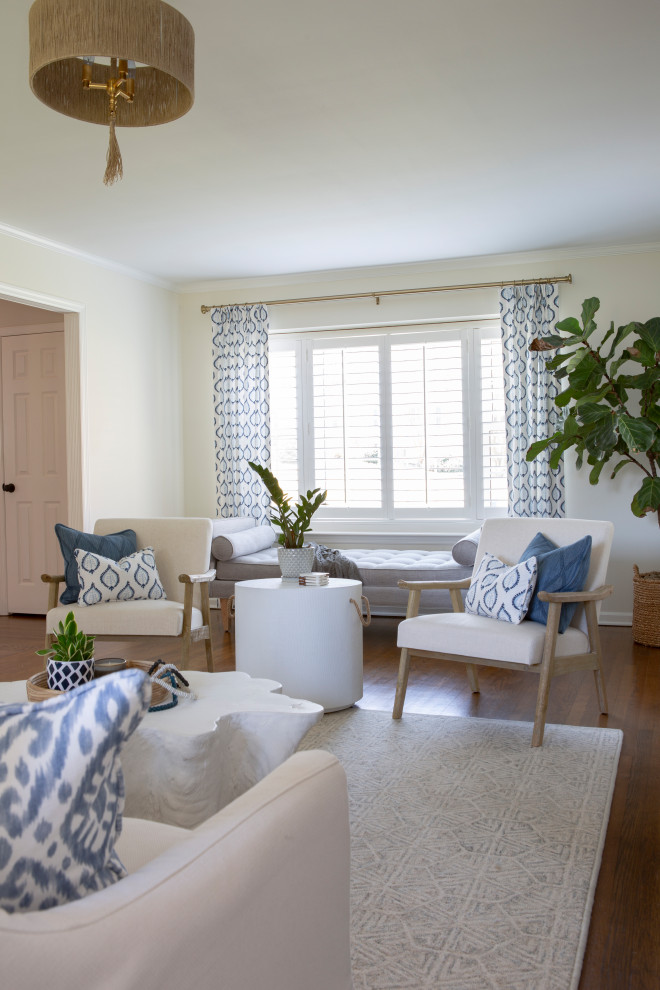 Идея дизайна: гостиная комната в морском стиле с белыми стенами, паркетным полом среднего тона, стандартным камином и телевизором на стене