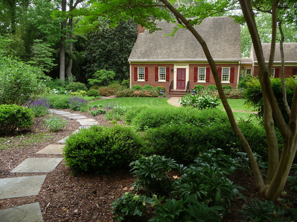 Inspiration for a large traditional front yard garden in Richmond with natural stone pavers.