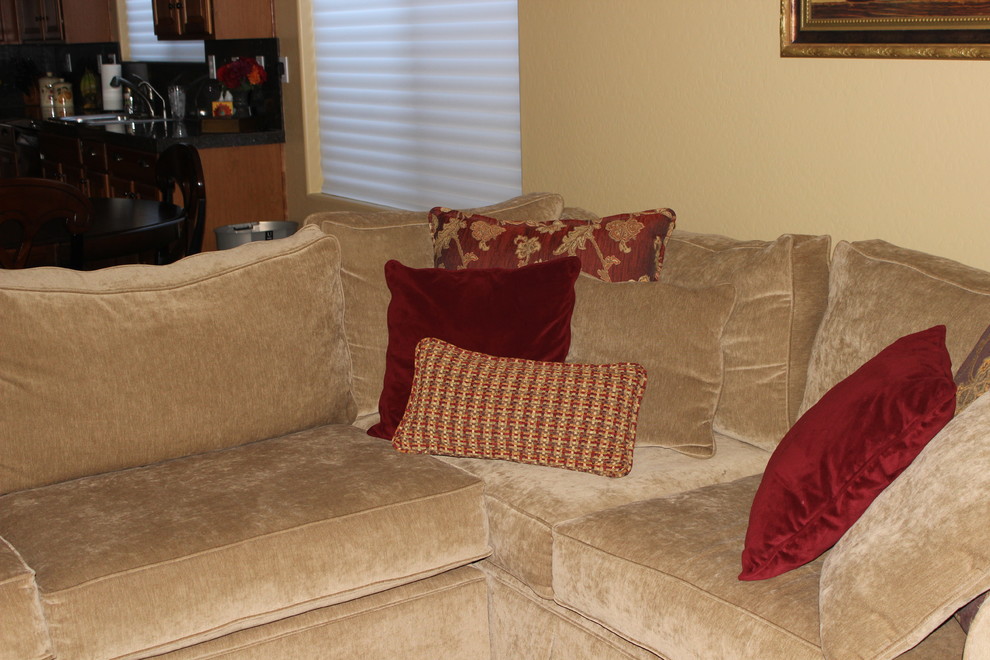 Transitional home design photo in Phoenix