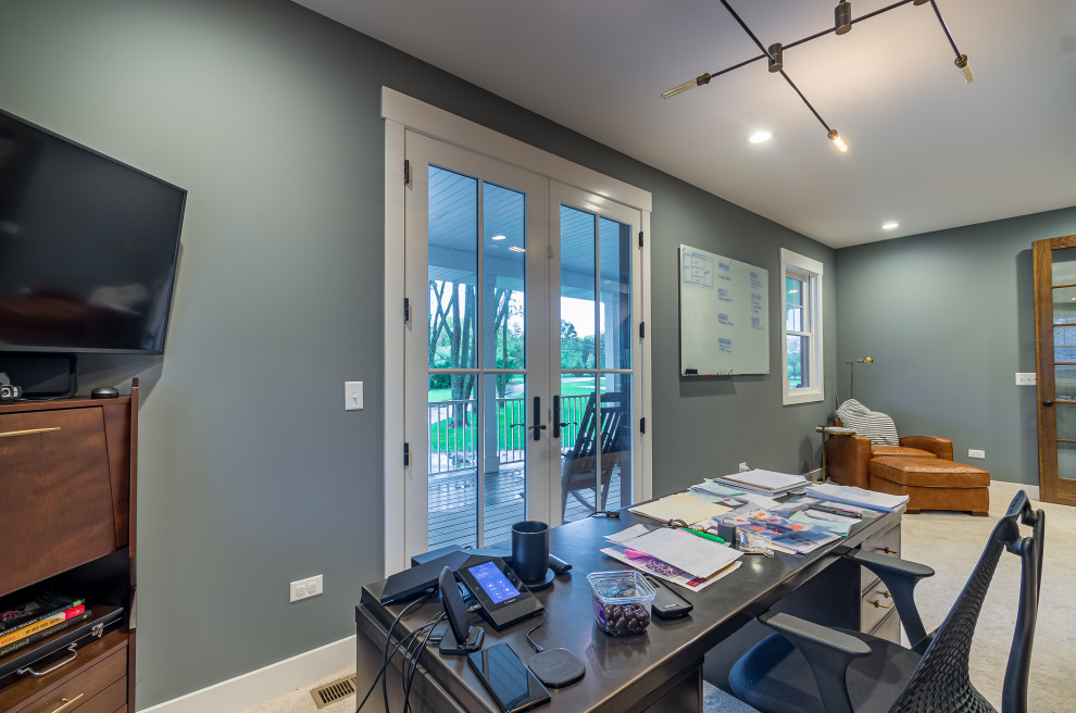 Ejemplo de despacho blanco campestre de tamaño medio sin chimenea con paredes grises, moqueta, marco de chimenea de ladrillo, escritorio independiente, suelo beige, papel pintado y papel pintado