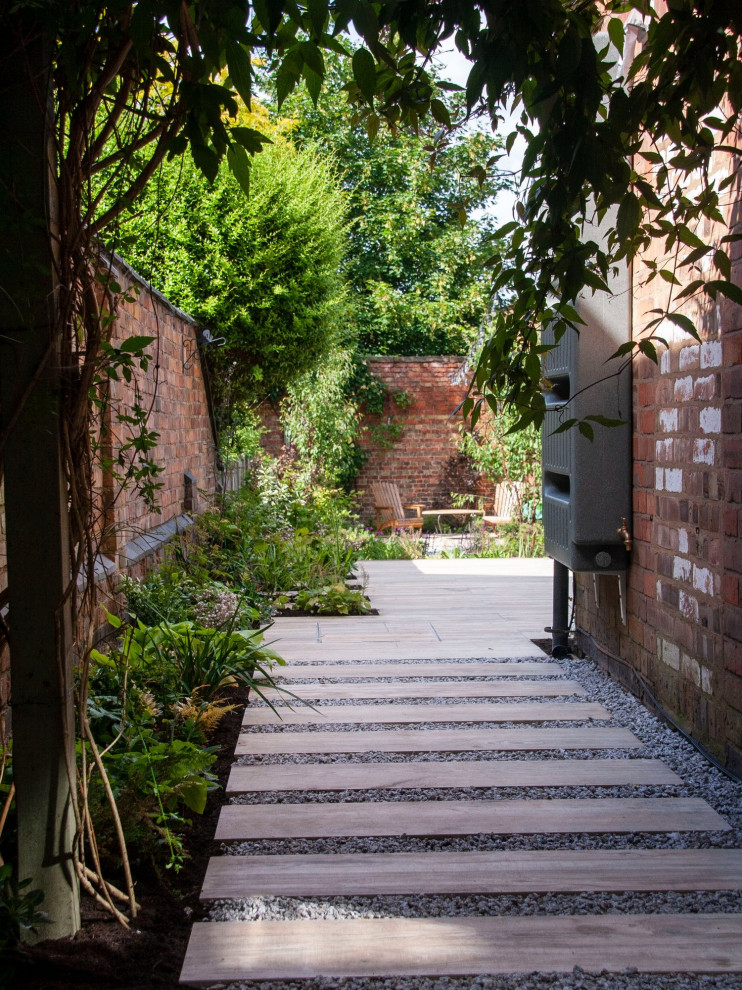 ウエストミッドランズにある高級な中くらいなコンテンポラリースタイルのおしゃれな庭 (日向、川石舗装) の写真