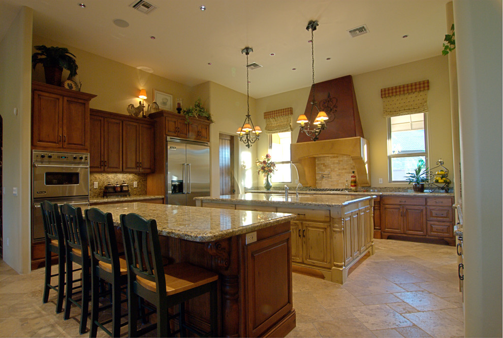 Exempel på ett stort medelhavsstil kök, med en dubbel diskho, luckor med upphöjd panel, skåp i mellenmörkt trä, laminatbänkskiva, gult stänkskydd, stänkskydd i stenkakel, rostfria vitvaror, travertin golv och flera köksöar