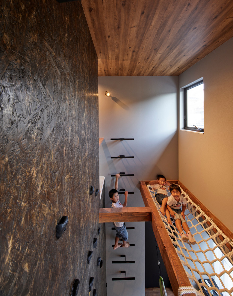 Cette photo montre une chambre d'enfant industrielle avec un plafond en bois.