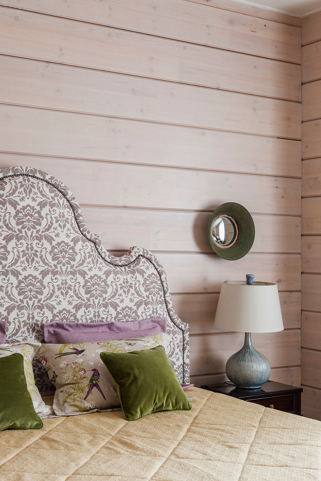 Esempio di una camera da letto country con pareti beige e parquet scuro