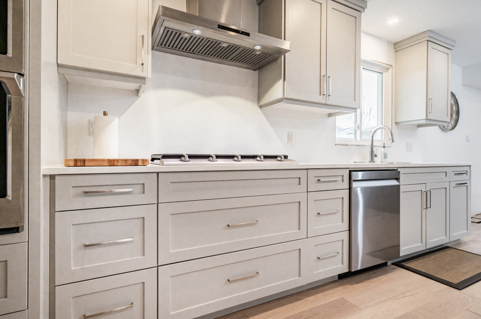 Exempel på ett mellanstort modernt vit vitt kök, med skåp i shakerstil, grå skåp, granitbänkskiva, rostfria vitvaror och en köksö