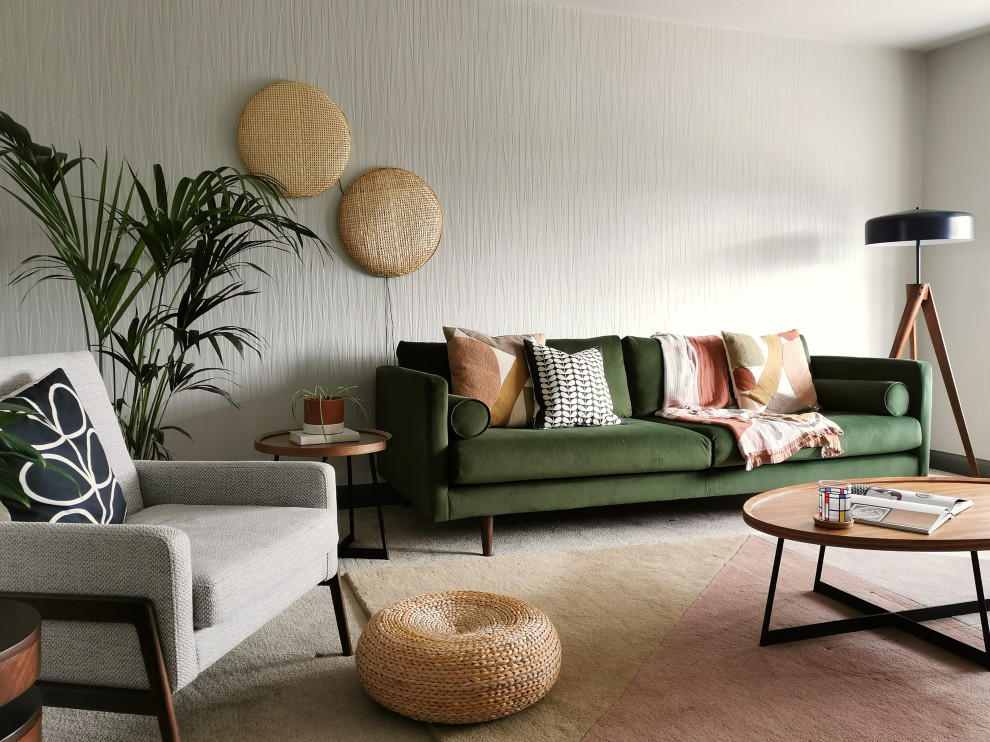 Идея дизайна: изолированная гостиная комната среднего размера в скандинавском стиле с серыми стенами, ковровым покрытием, телевизором на стене, бежевым полом и обоями на стенах без камина