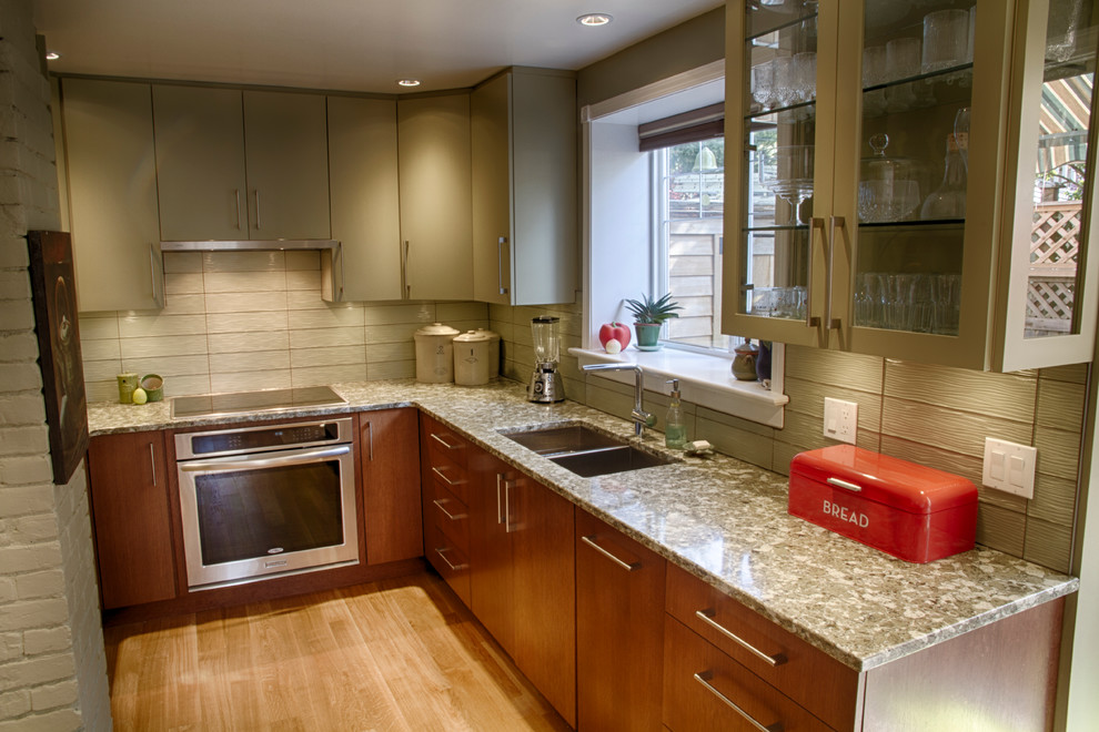 Transitional kitchen photo in Vancouver