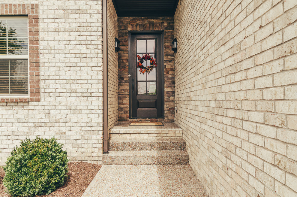 Transitional home design photo in Nashville