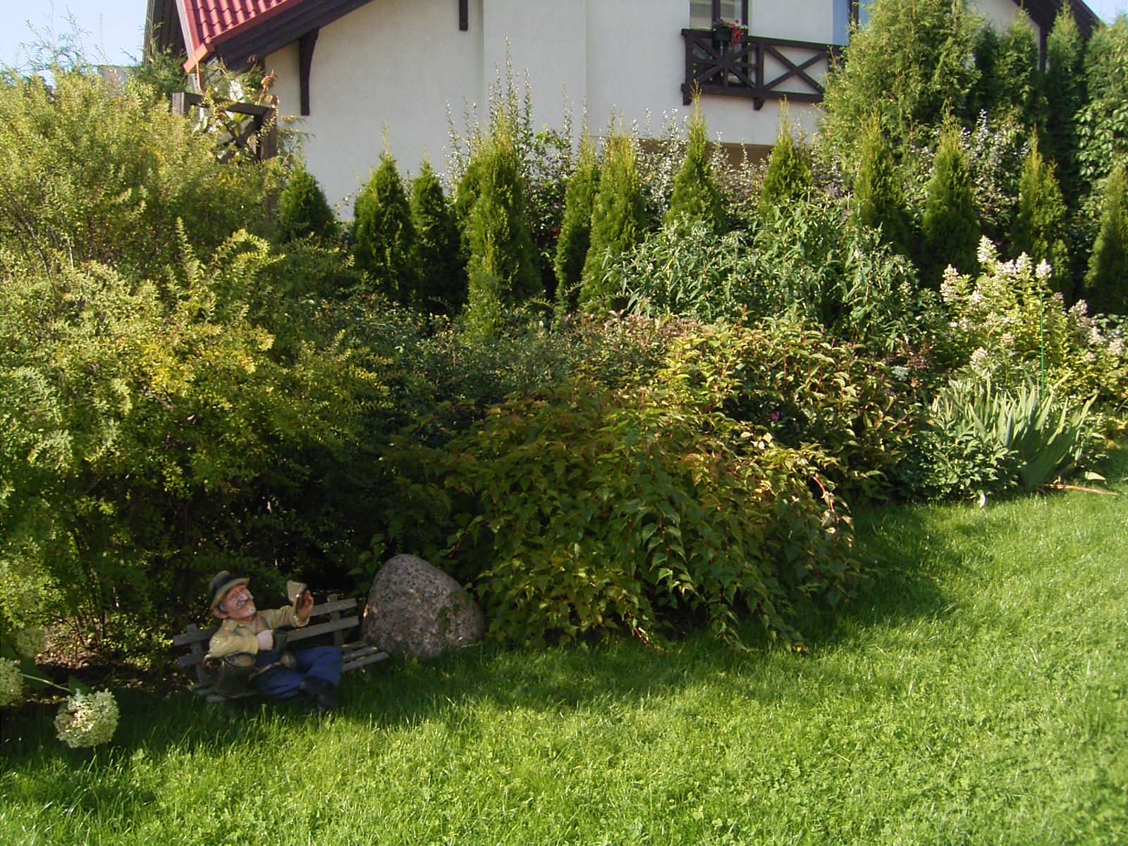 Дизайн участка в городской среде : таун-хауз в Коломягах