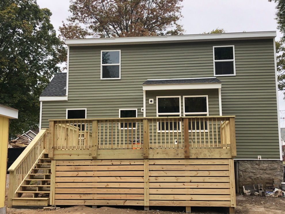 Mid-sized backyard deck in Nashville with with skirting, no cover and wood railing.
