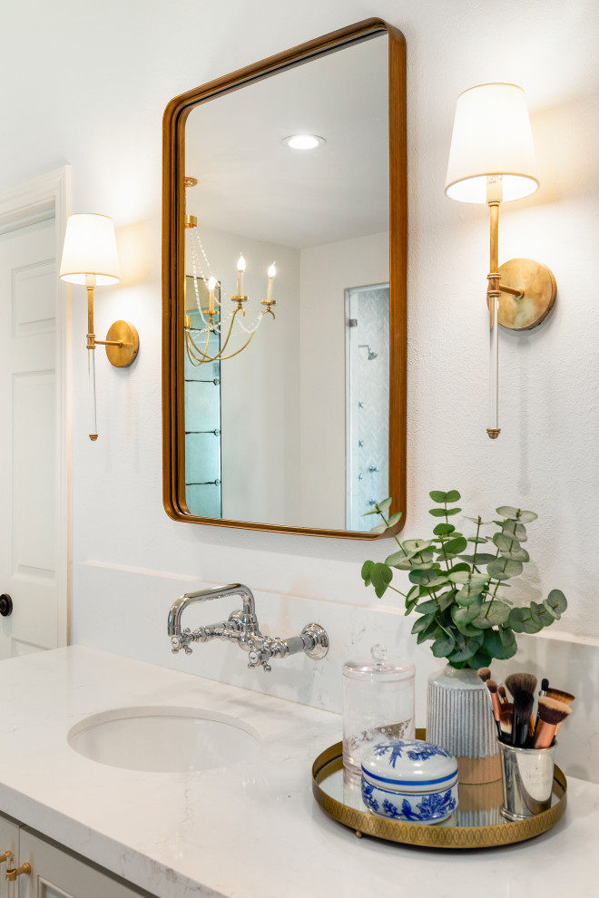 Example of a transitional home design design in Houston