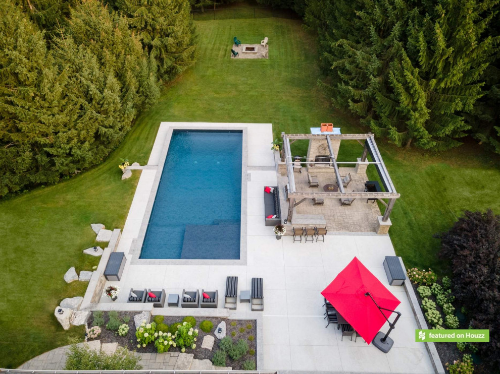 Großer Uriger Pool hinter dem Haus in rechteckiger Form mit Pool-Gartenbau und Stempelbeton in Toronto