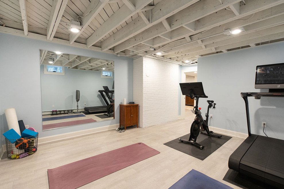 Multifunktionaler, Großer Klassischer Fitnessraum mit blauer Wandfarbe, Vinylboden und beigem Boden in Sonstige