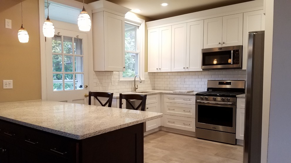 Kitchen - transitional kitchen idea
