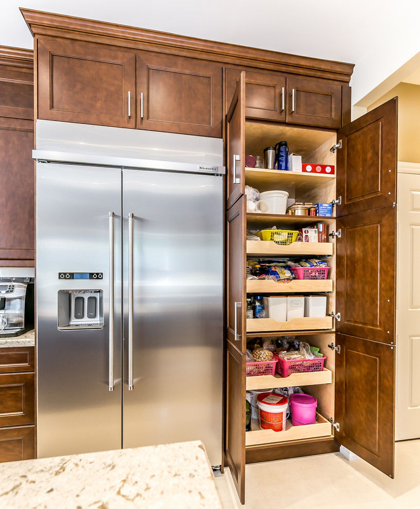 Kitchen - transitional kitchen idea in Toronto