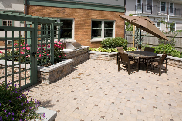 Traditional patio in Grand Rapids.