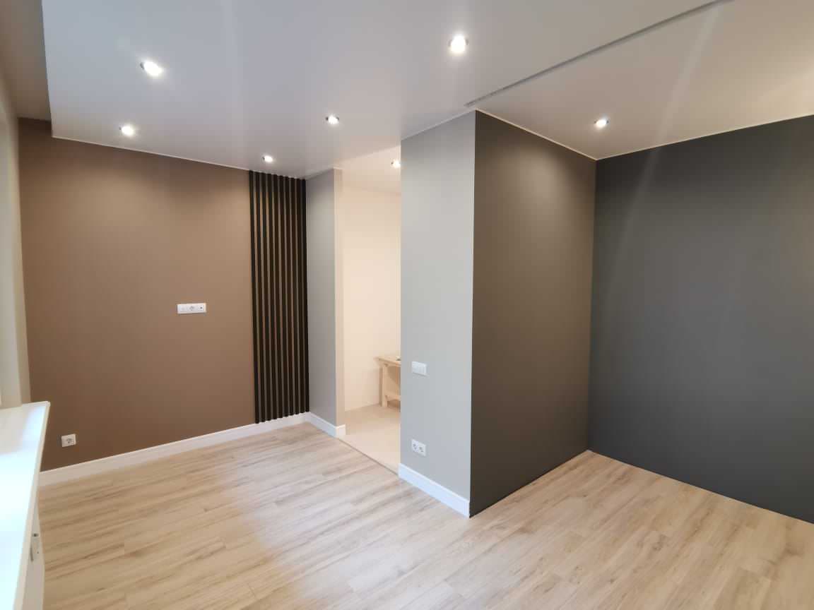 Квартира в светлых тонах с реечным декором