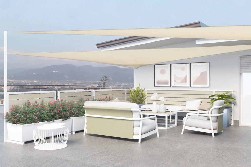 Ispirazione per una piccola terrazza design sul tetto e sul tetto con un parasole e parapetto in materiali misti