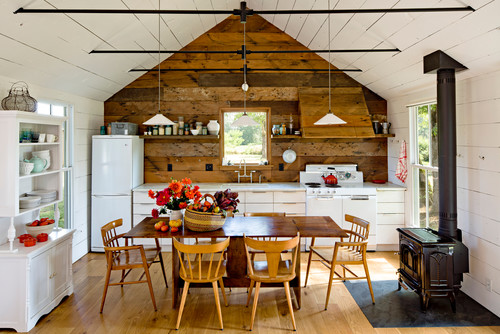 A tiny farmhouse in Portland OR designed by Jessica Helgerson via Houzz - You will love this farmhouse style kitchen