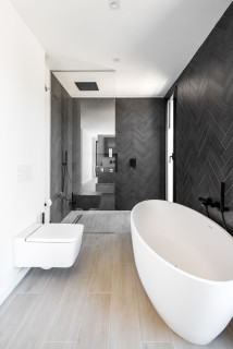 Elegante Interior De Baño Con Bañera Moderna, Escalera De Madera