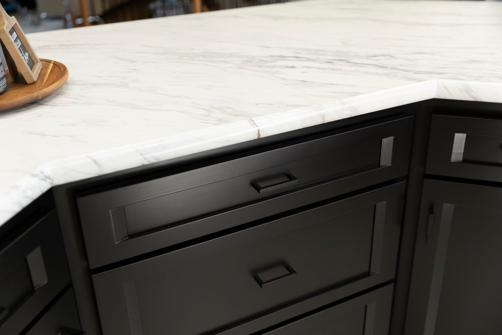 Inspiration for a mid-sized transitional l-shaped eat-in kitchen remodel with shaker cabinets, laminate countertops and an island
